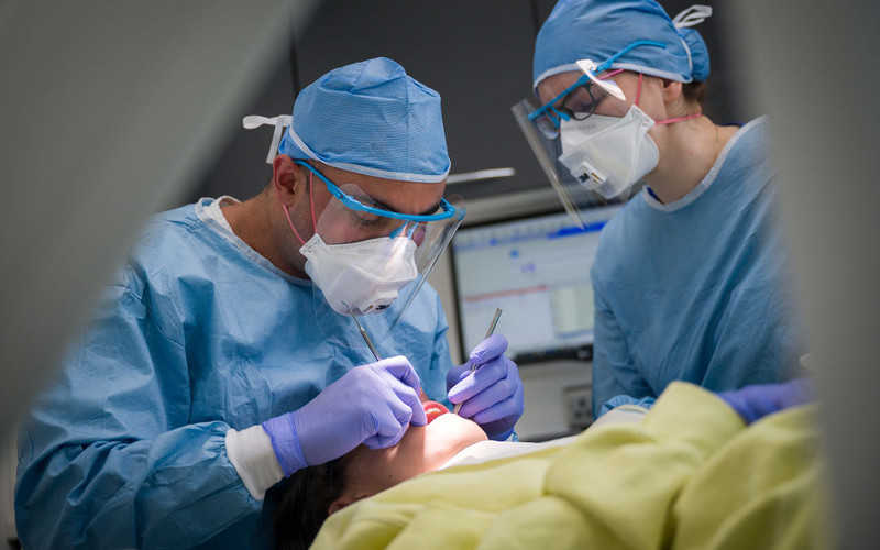 NHS: Pacjenci stomatologii muszą płacić za prywatne wizyty