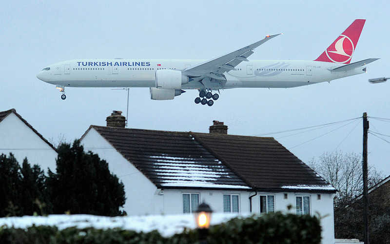 16-latek "cudem przeżył" lot w podwoziu samolotu z Londynu do Holandii 