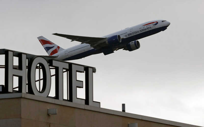 Rząd UK: Podróżny zapłaci £1 750 za 10 dni "hotelowej kwarantanny"