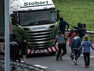 Kierowca z poważnymi urazami po ataku w Calais. "Bałem się o swoje życie"