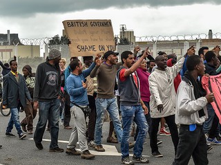 Francja straszy Brytyjczyków otwarciem granic. "Imigranci nie będą już dłużej w Calais"