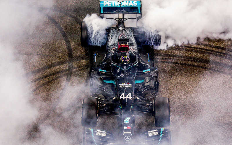 Formuła 1: Mercedes ma problemy z silnikiem na nowy sezon