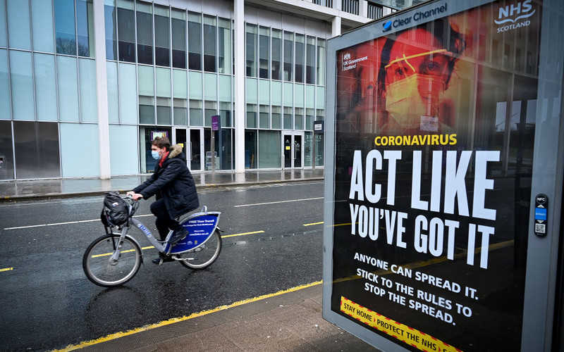 Brytyjski rząd: Do końca roku koronawirus będzie jak grypa