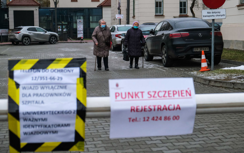 "Dziennik Gazeta Prawna": Polish women get vaccinated twice as fast as Poles