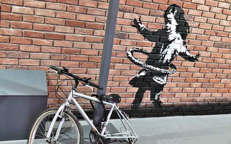 Mural Banksy'ego zdjęty z budynku i sprzedany za min. 100 tys. funtów