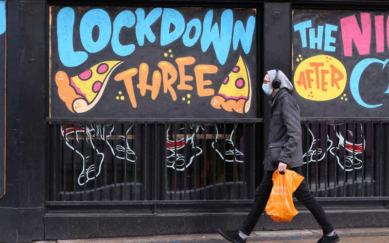 Lockdown w UK wielkim sukcesem? "Liczba zakażeń spadła o dwie trzecie"