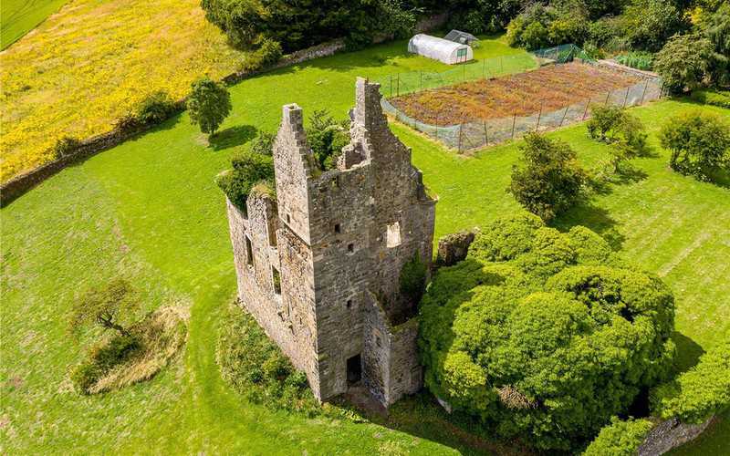 XV-wieczny szkocki zamek tańszy niż mieszkanie w Londynie