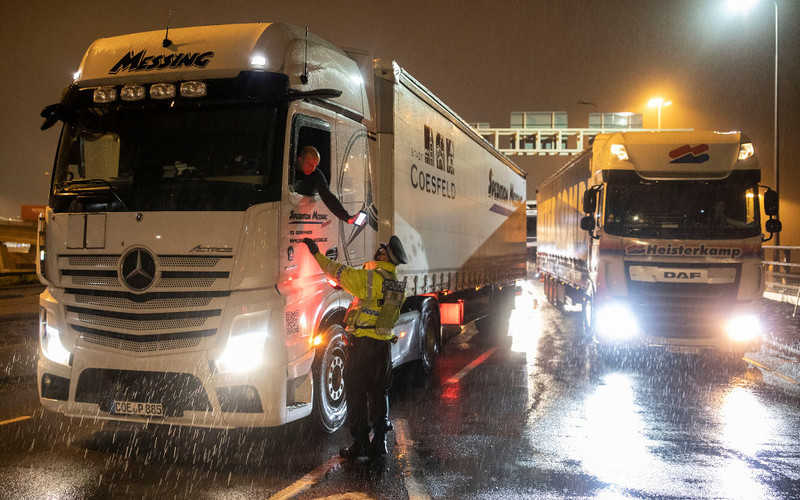 Wielka Brytania i Francja luzują wymogi dotyczące kierowców ciężarówek