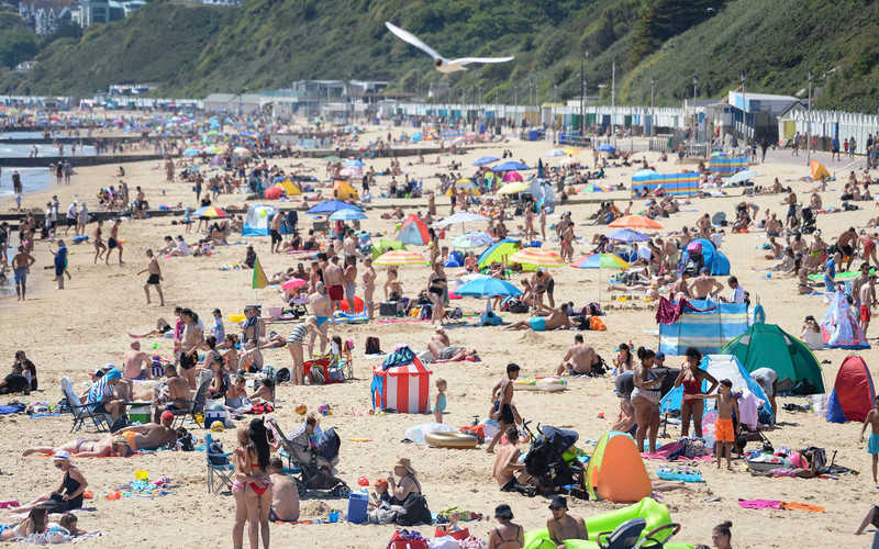 No Covid outbreaks linked to crowded British beaches last year, scientists say 