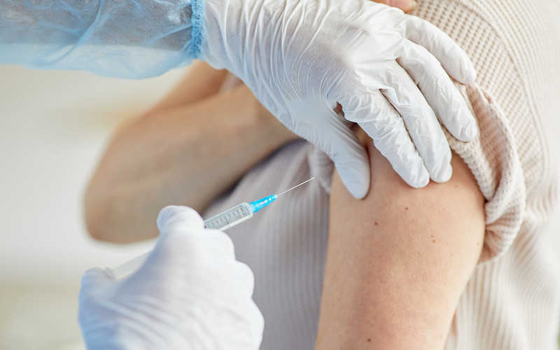 Australia: Lekarz podał pacjentom 4-krotną dawkę szczepionki na Covid-19