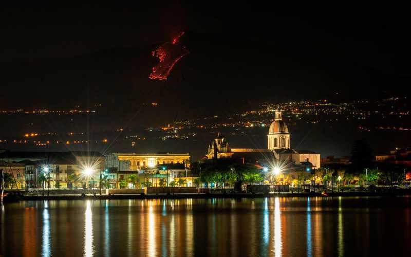 Włochy: Wulkan Etna znów aktywny i wyrzuca z siebie fontanny lawy