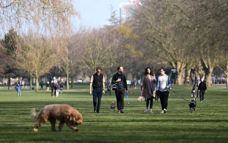 Londoners ignore ‘stay at home’ orders to flock to sundrenched parks as temperature hits 13C