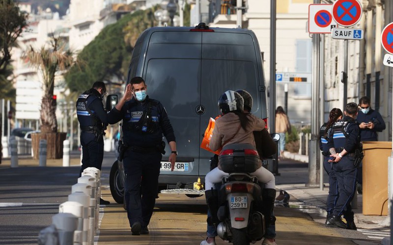 France wants to tighten controls to avoid a national lockdown