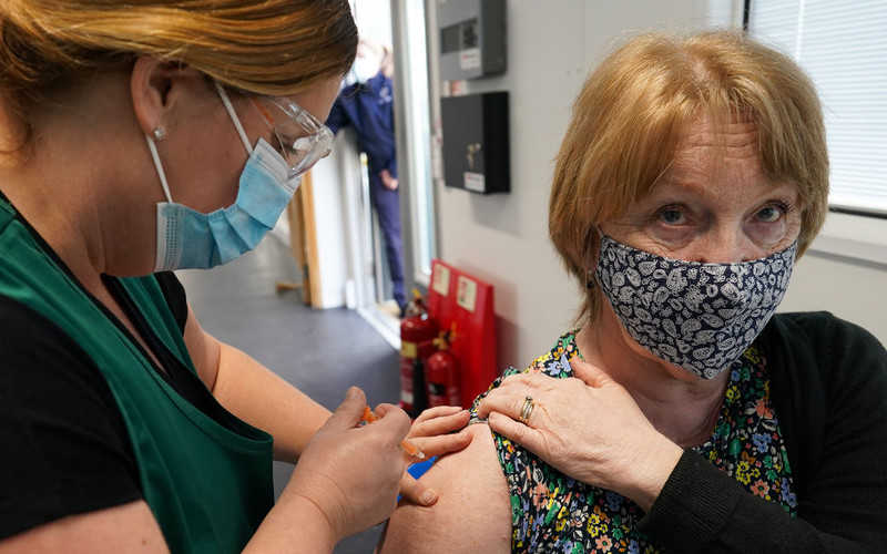 Rząd UK: Jedna dawka szczepionki redukuje ryzyko hospitalizacji o ponad 80 proc.