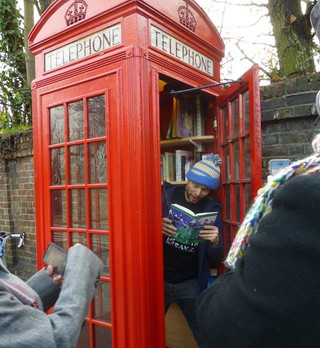Najmniejsza biblioteka w Londynie działa w budce telefonicznej