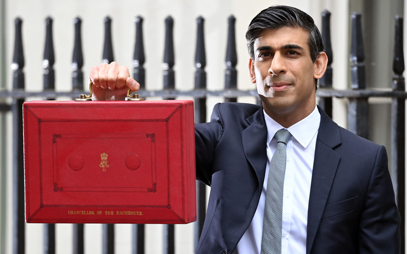 Nowy budżet dla UK: "Najpierw pomoc, potem zrównoważenie budżetu"