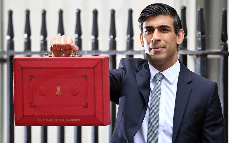 Rishi Sunak presented the new budget. "Help first, then balance the budget"
