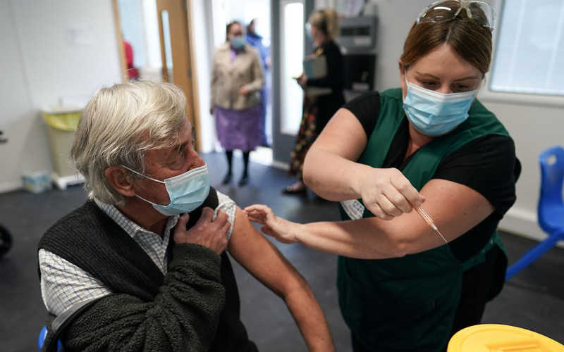 Anglia: Wśród 80-latków skuteczność szczepionki AstraZeneca przekracza 80 proc.