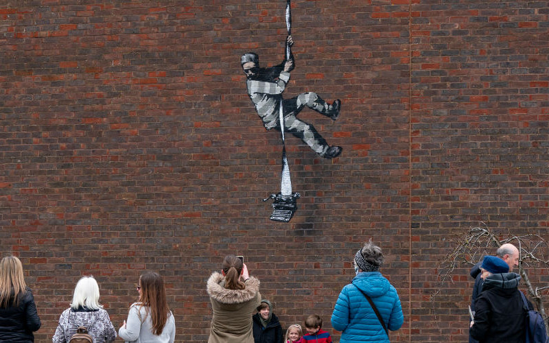 Nowe dzieło Banksy'ego na ścianie więzienia w Reading