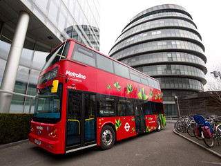 Pierwszy elektryczny piętrowy autobus na ulicach Londynu