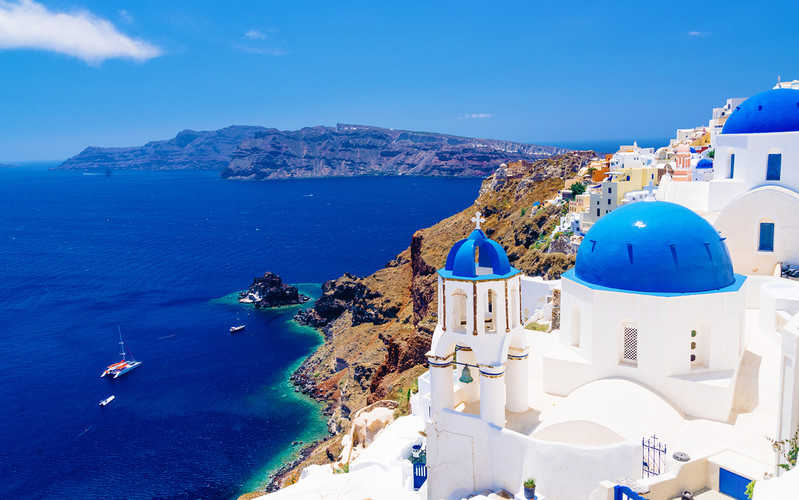 Greece tells Brits to book holidays as tourist islands prioritised for vaccines