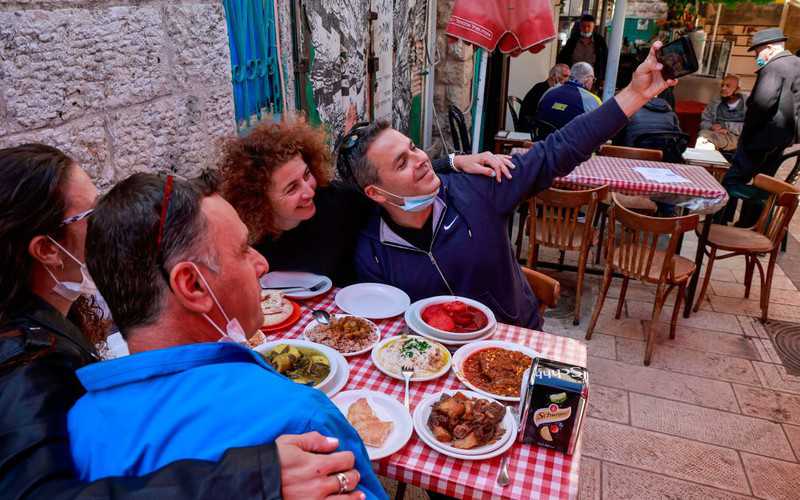W Izraelu otwarto restauracje, zezwolono na imprezy grupowe