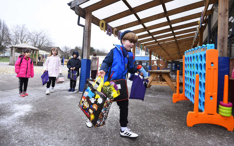 Anglia: Miliony dzieci wróciły dziś do szkół