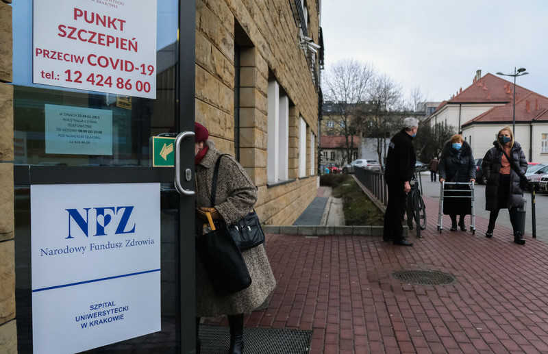 Raport: Coraz więcej Polaków ufa szczepionkom