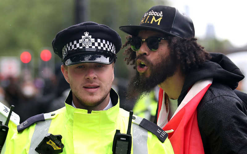Raport: Policja w UK zbyt łagodnie reaguje na protesty zakłócające porządek