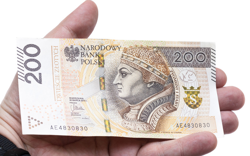Poles earned 200 zlotys more