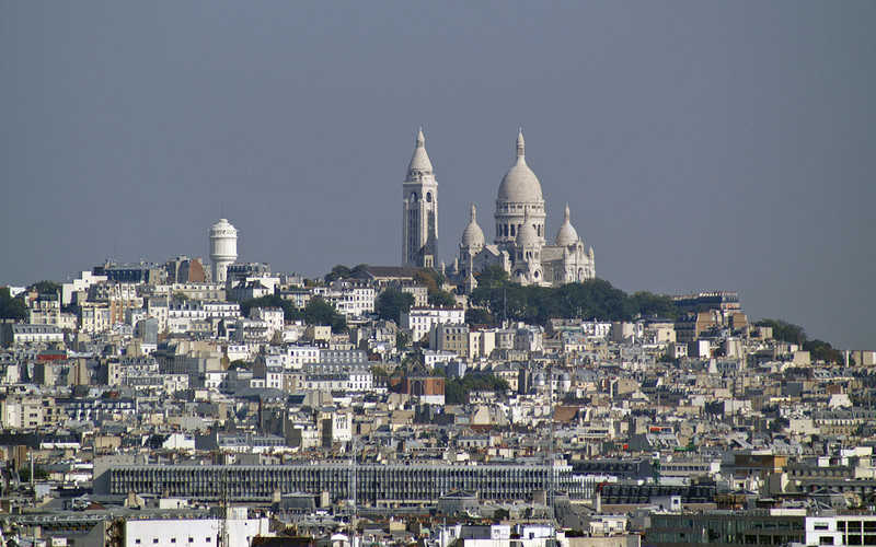 Paryż: Policjant zastrzelił mężczyznę, który zaatakował go z nożem w ręku