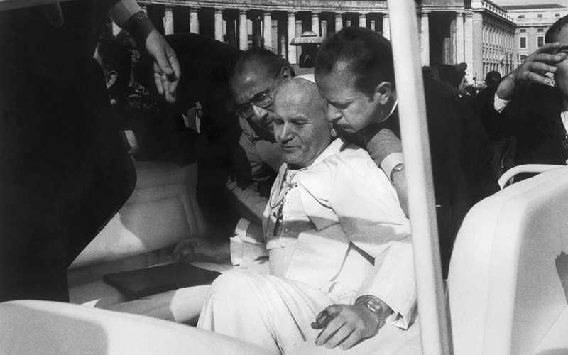 "The Pope was to die." A book about the attack on John Paul II