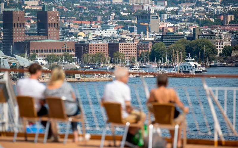 Norwegian government tightens COVID measures, postpones reopening