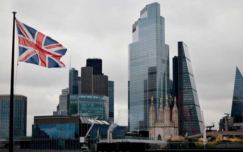 Brytyjskie flagi zawisną na stałe na wszystkich rządowych budynkach