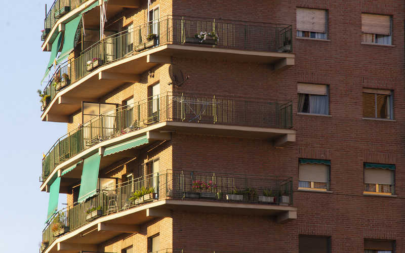 Hiszpania: Mężczyzna wyskoczył z okna wieżowca. Znęcała się na nim żona