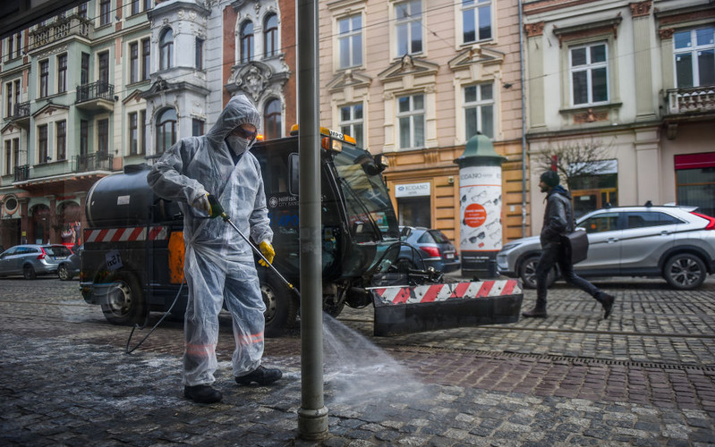 Prawie 50 proc. Polaków za zwiększeniem obostrzeń przy wzroście zakażeń