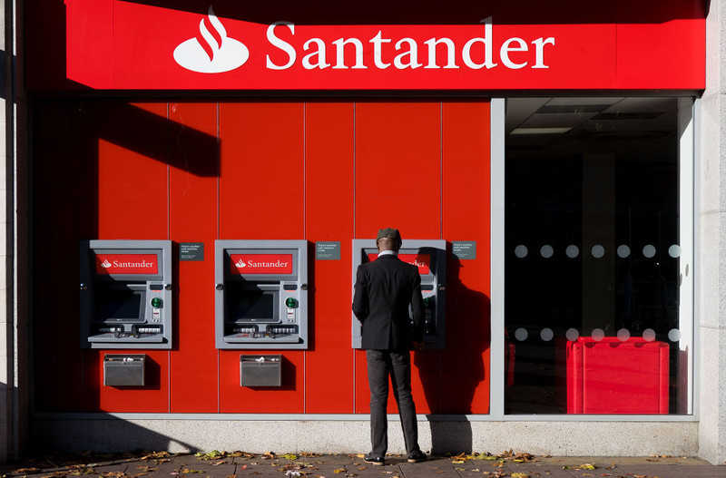Santander zamknie ponad 100 swoich placówek w UK