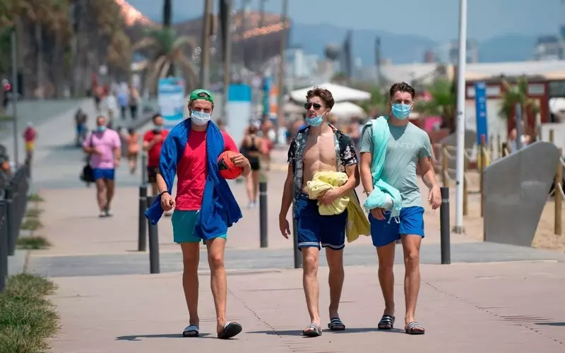 Hiszpania: Awantura o noszenie masek na plaży. Regiony się buntują