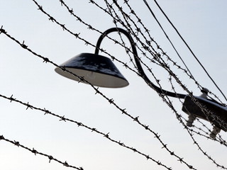 Włoch próbował przemycić na lotnisku drut kolczasty z Auschwitz