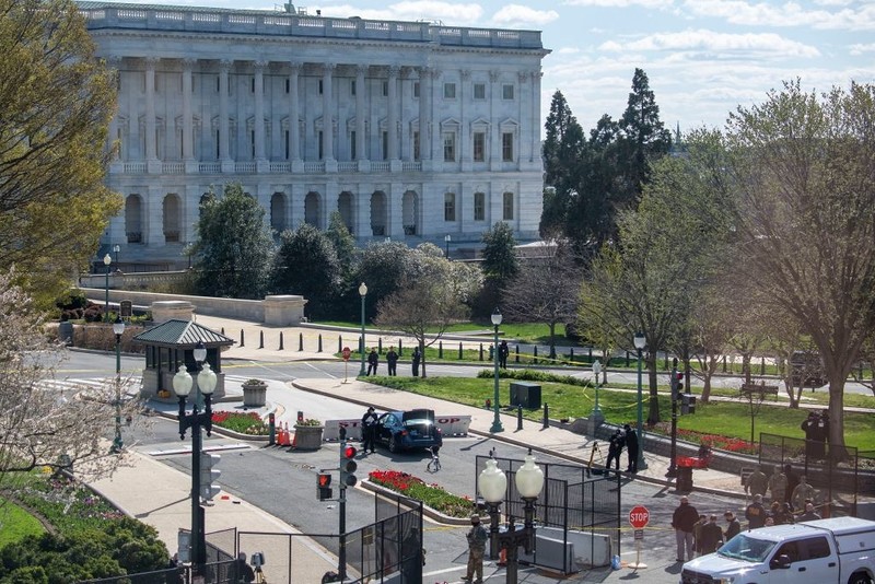 USA: Attack under Congress. One Capitol guard is dead