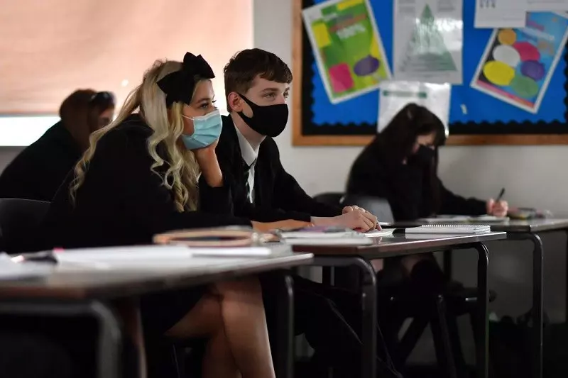 Uczniowie szkół średnich w Anglii nadal muszą nosić maseczki w klasach
