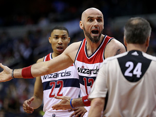 Gortat scores 21 points in narrow loss to Clippers