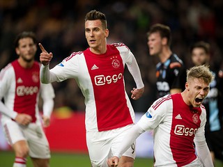 Milik two goals. Ajaxfans payed tribute to Johan Cruyff as Ajax go top with easy win over PEC Zwolle