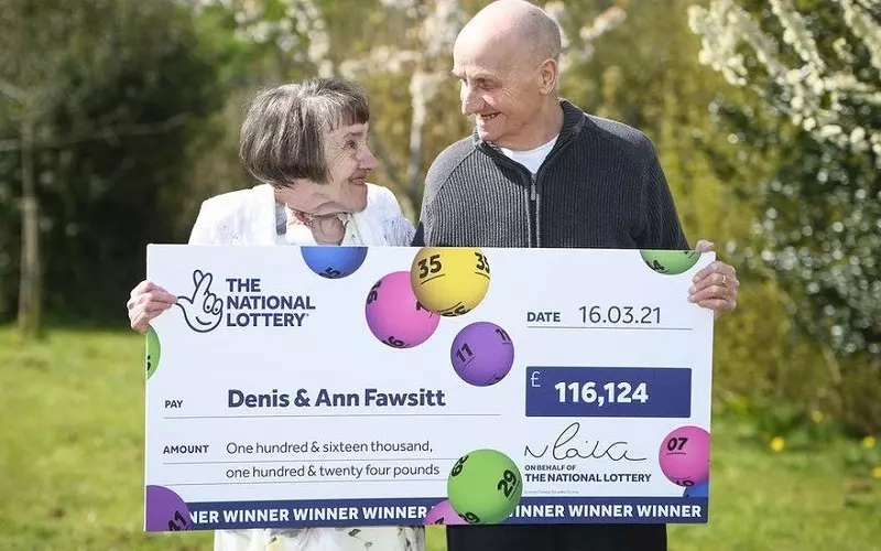 80-latek wygrał na loterii £116 tys., bo zapomniał okularów