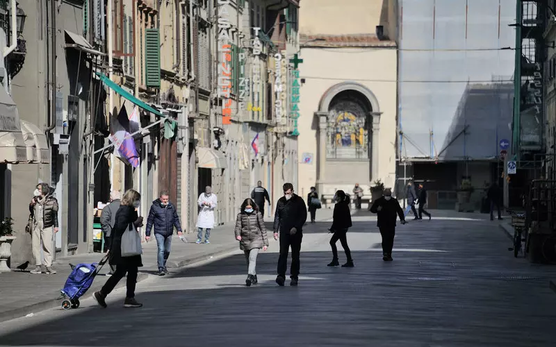 Włochy: Władze regionów przygotowują otwarcie lokali, kin, teatrów i siłowni