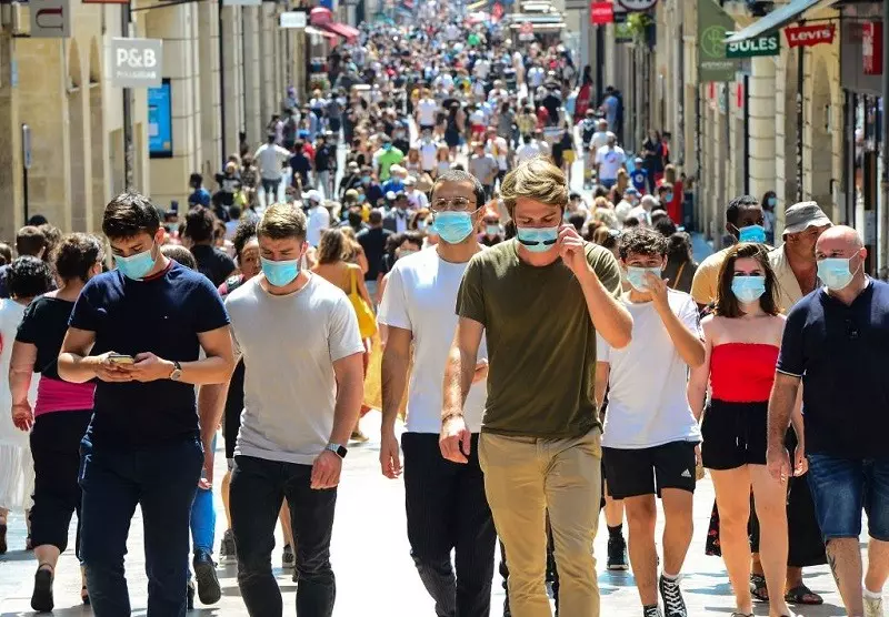Naukowcy: Wygralibyśmy z pandemią, gdyby 60 proc. osób nosiło maski i zachowywało dystans