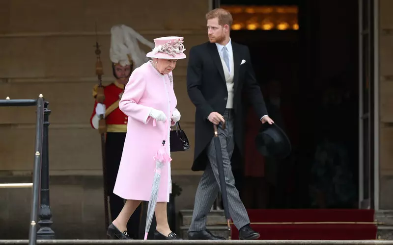 Książę Harry został w Anglii dłużej, by odwiedzić Elżbietę II w dniu jej urodzin