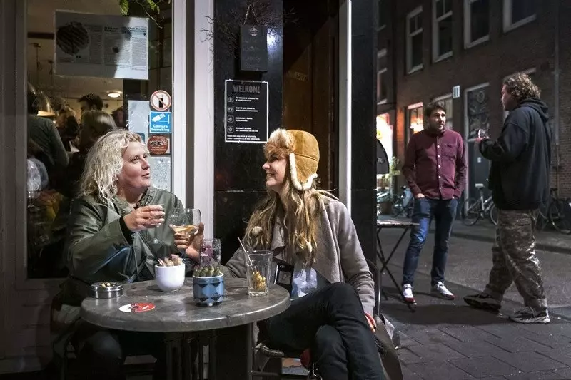 Holandia kończy z godziną policyjną i otwiera gastronomię