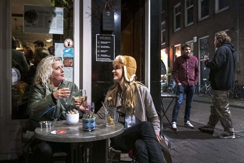 Holandia kończy z godziną policyjną i otwiera gastronomię