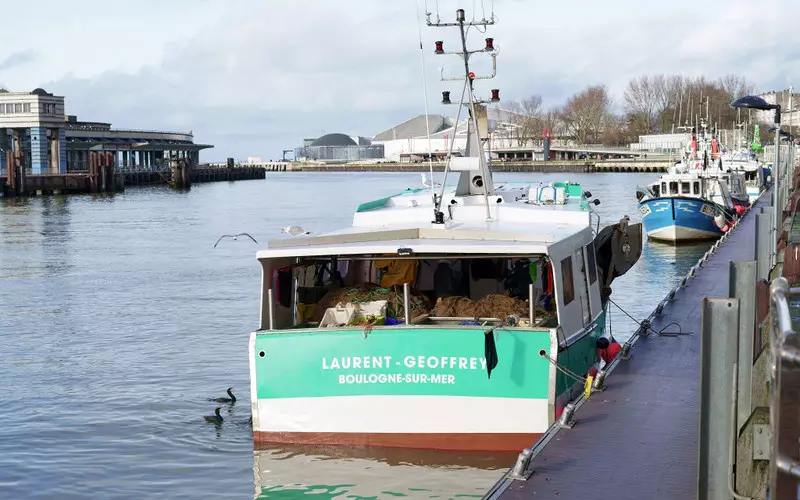 French fishermen block British trucks transporting fish